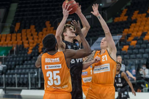 且在关键比 且在关键比